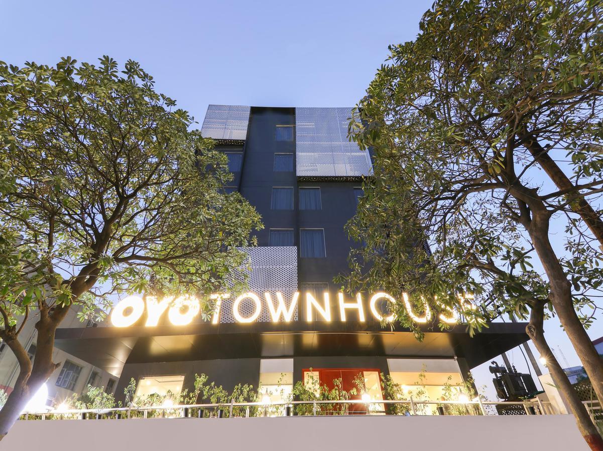 Oyo Townhouse 028 Corporate Suite Noida Bagian luar foto