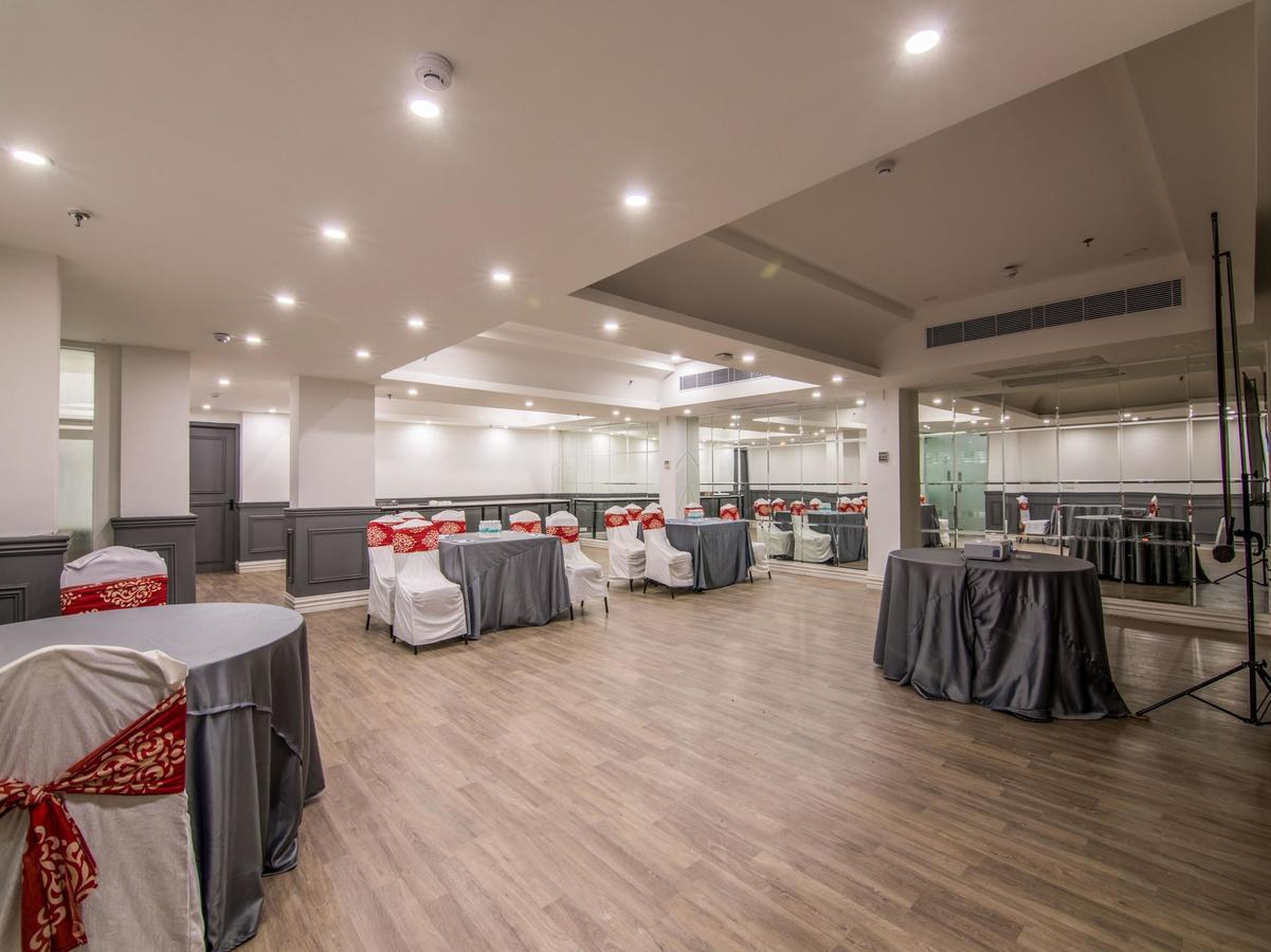 Oyo Townhouse 028 Corporate Suite Noida Bagian luar foto