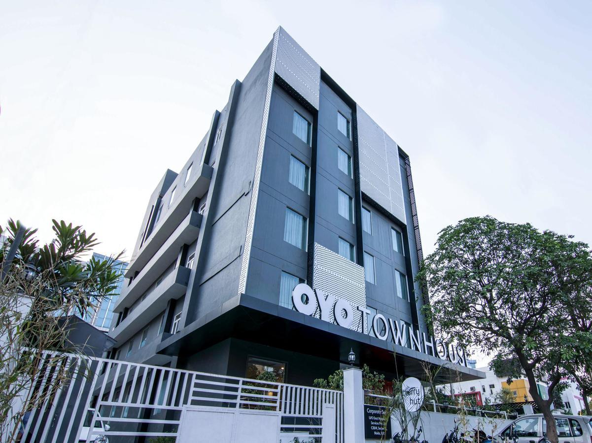 Oyo Townhouse 028 Corporate Suite Noida Bagian luar foto