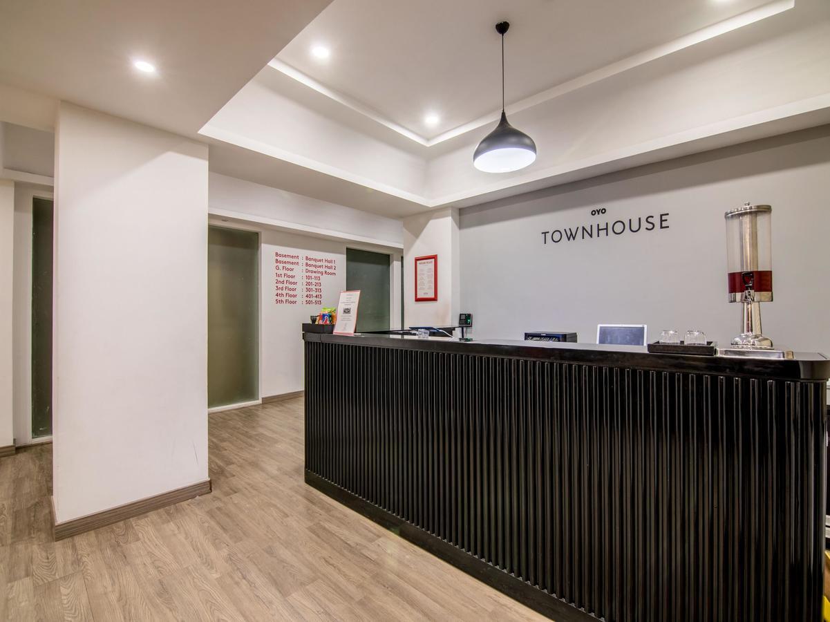 Oyo Townhouse 028 Corporate Suite Noida Bagian luar foto