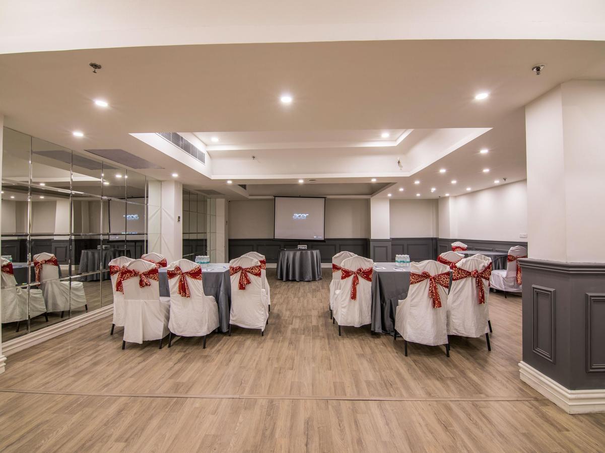 Oyo Townhouse 028 Corporate Suite Noida Bagian luar foto