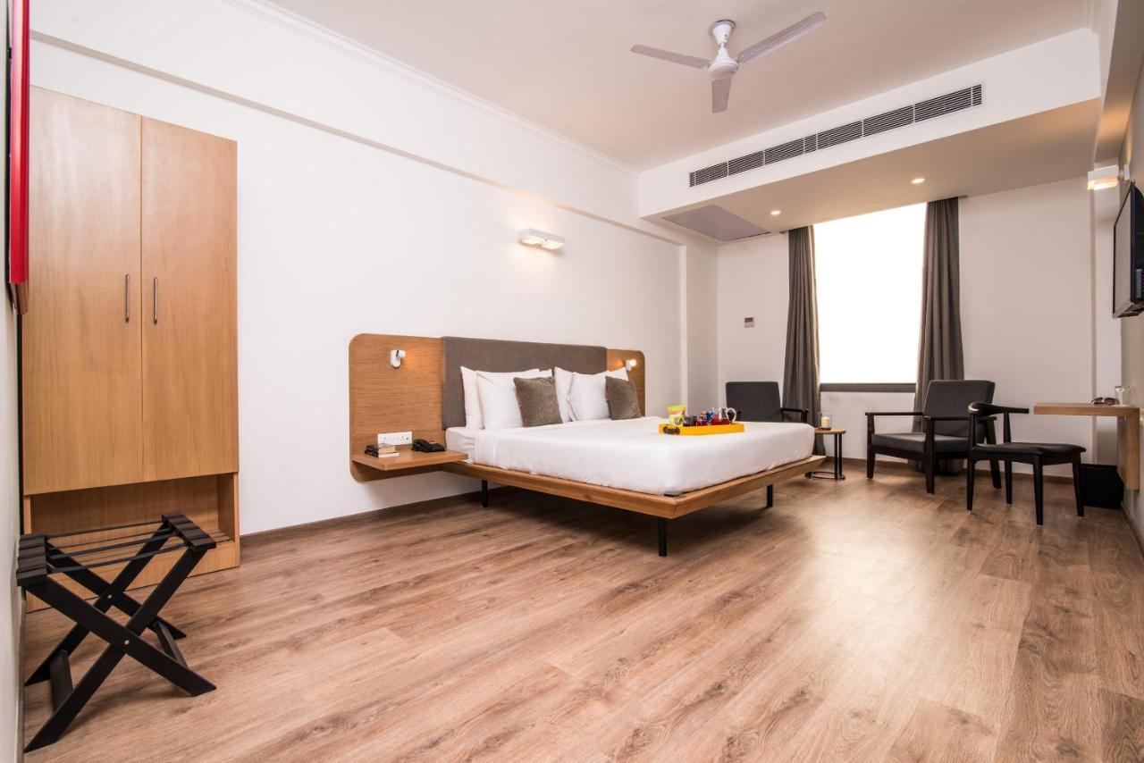 Oyo Townhouse 028 Corporate Suite Noida Bagian luar foto
