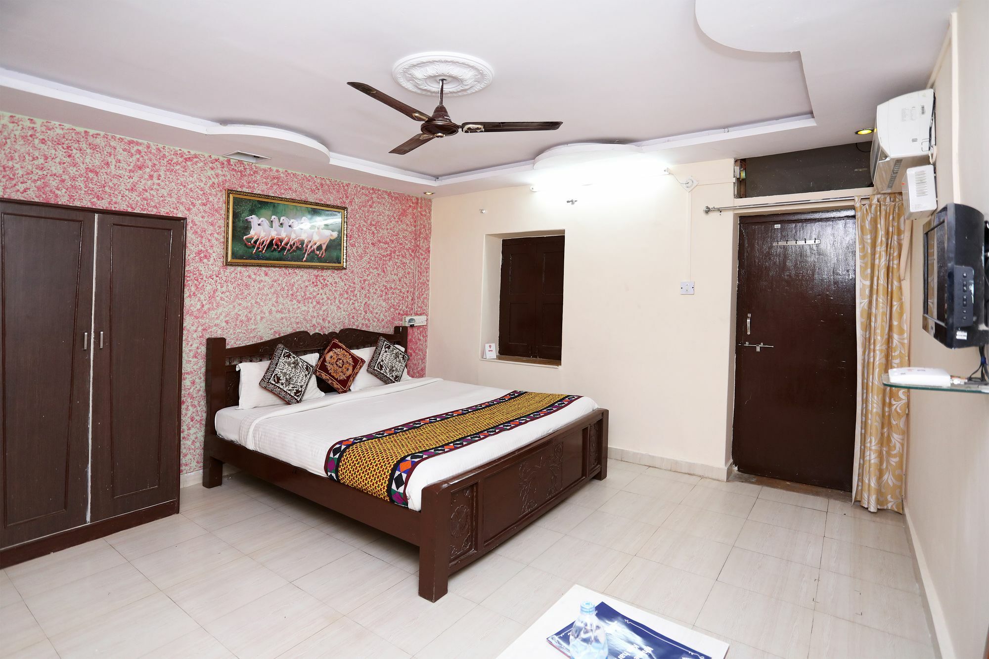 Oyo Townhouse 028 Corporate Suite Noida Bagian luar foto