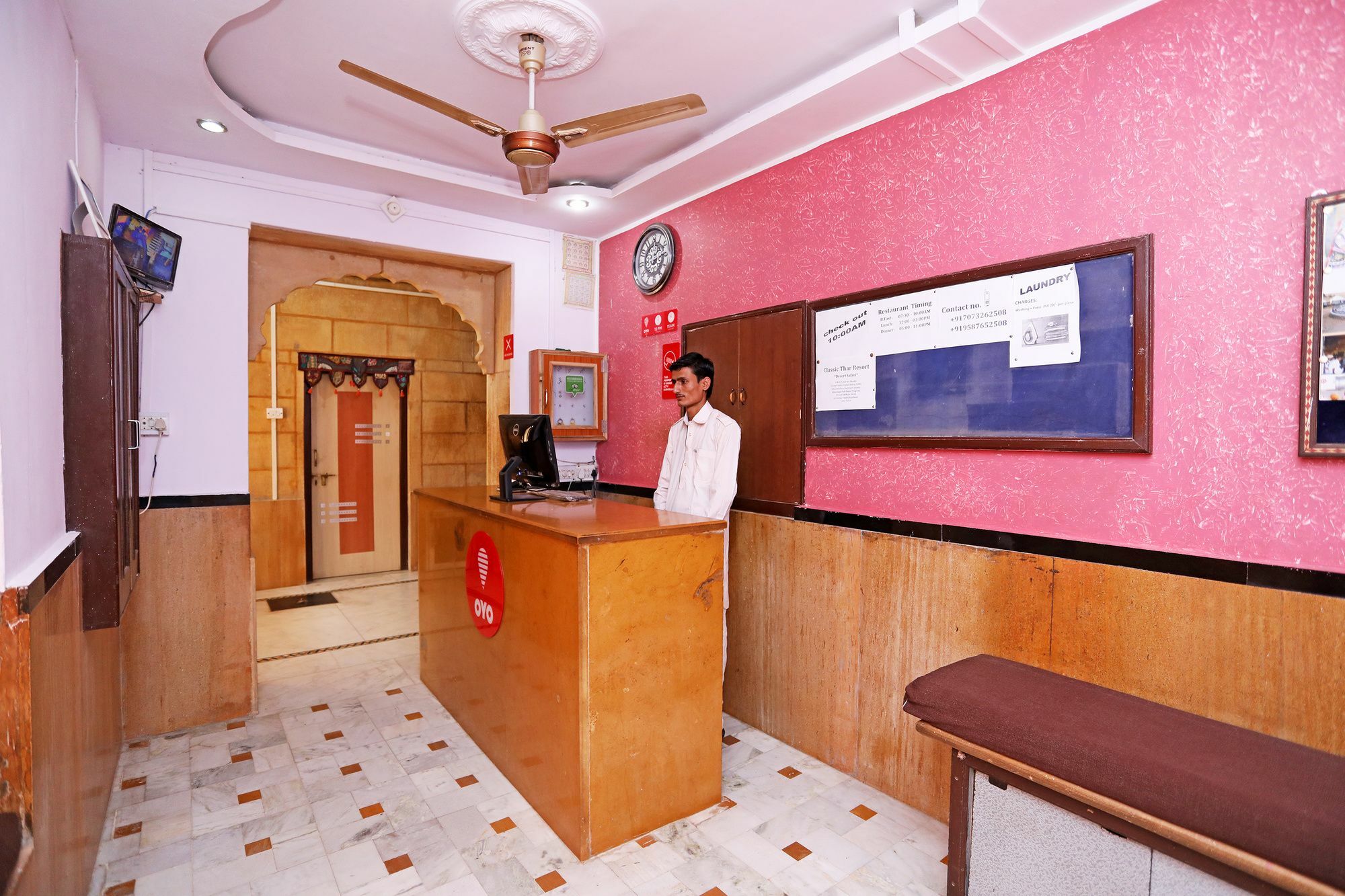 Oyo Townhouse 028 Corporate Suite Noida Bagian luar foto