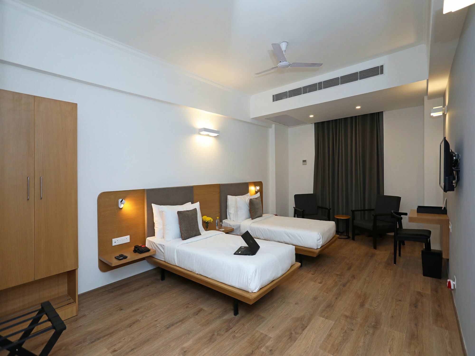 Oyo Townhouse 028 Corporate Suite Noida Bagian luar foto